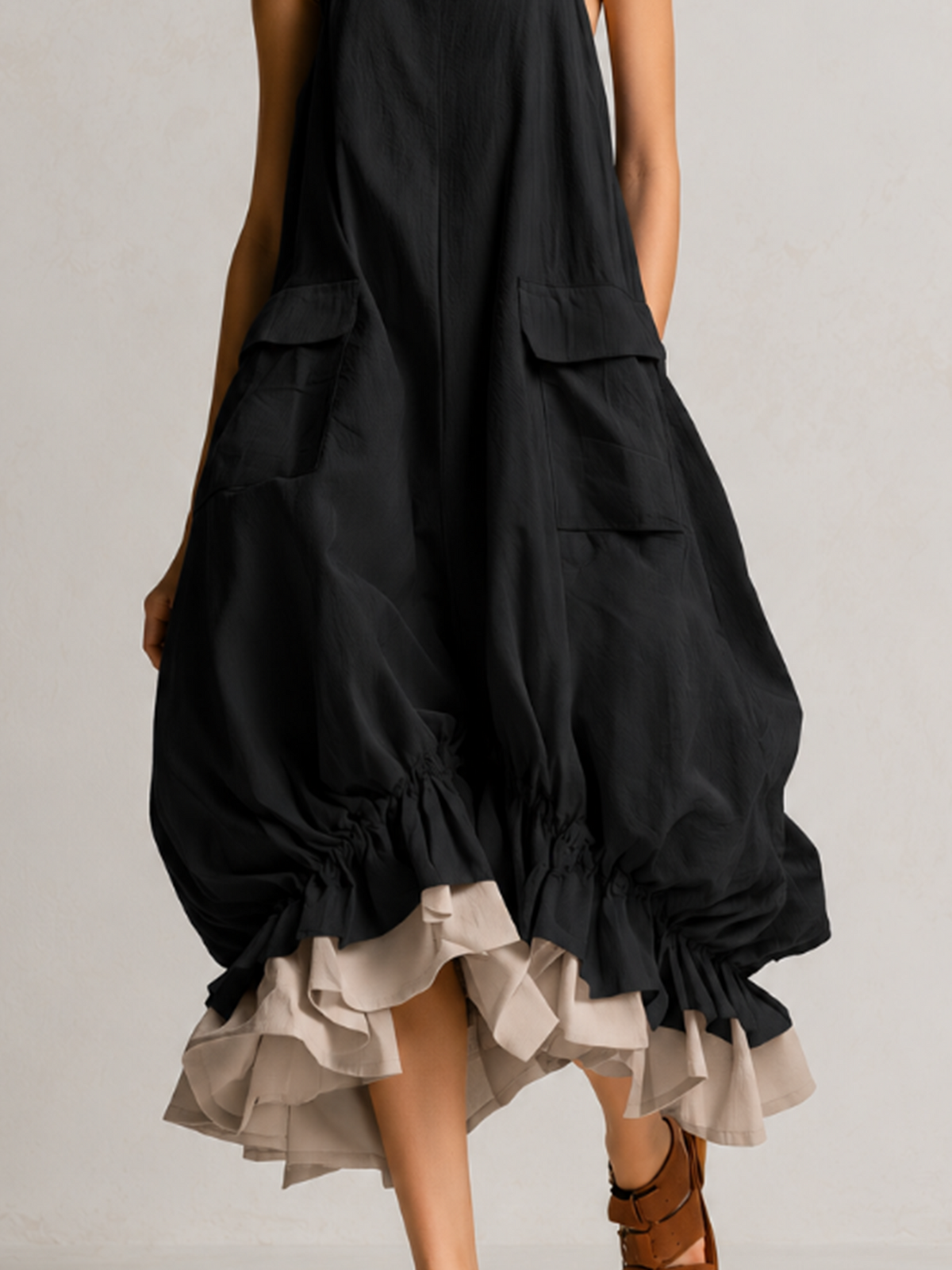 Prudence | Robe Midi Bulle Noire Sans Manches à Grandes Poches et Ourlet à Volants Superposés