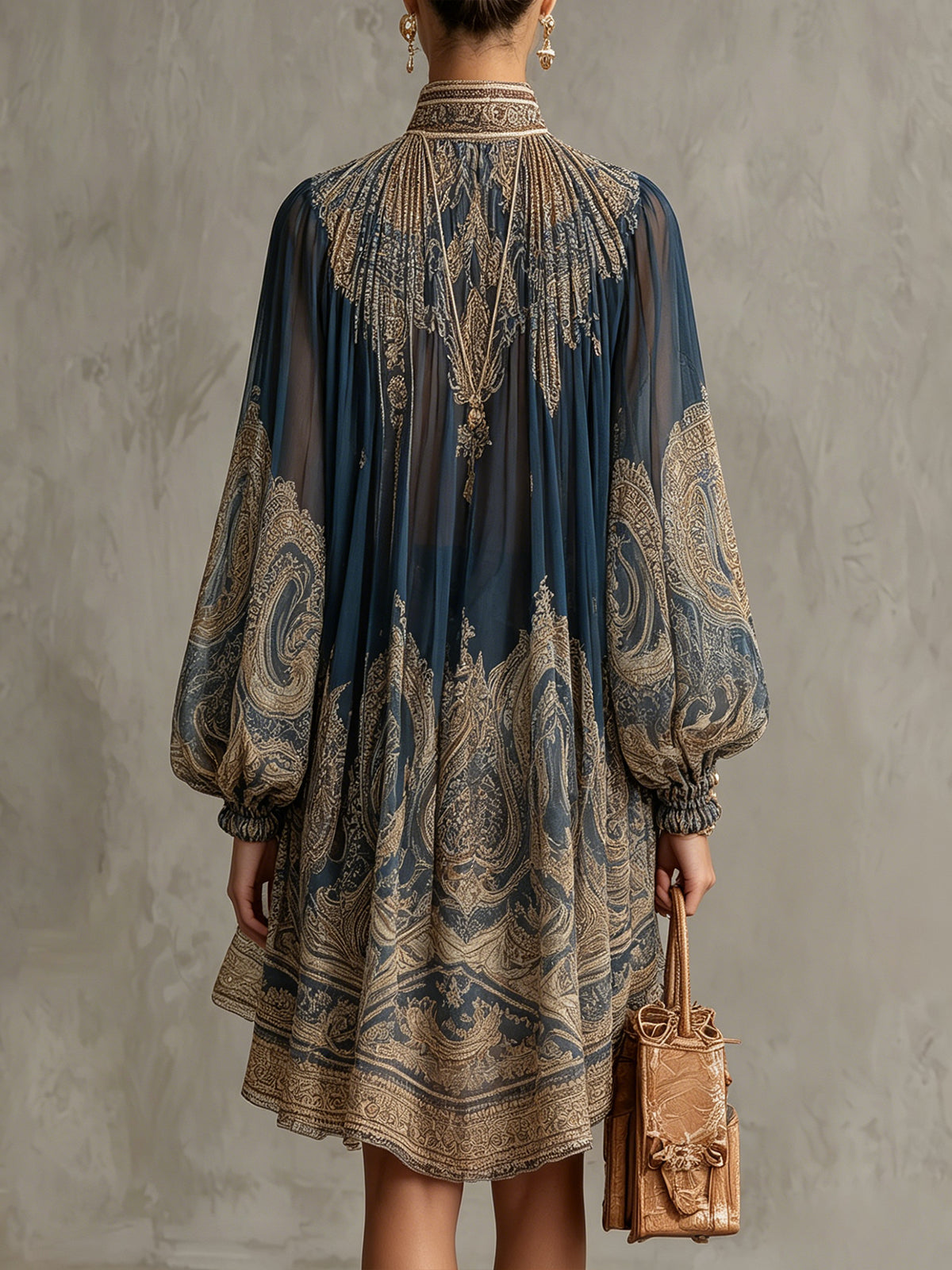 Bérénice | Mini-robe asymétrique en mousseline à imprimé baroque bleu marine et col montant