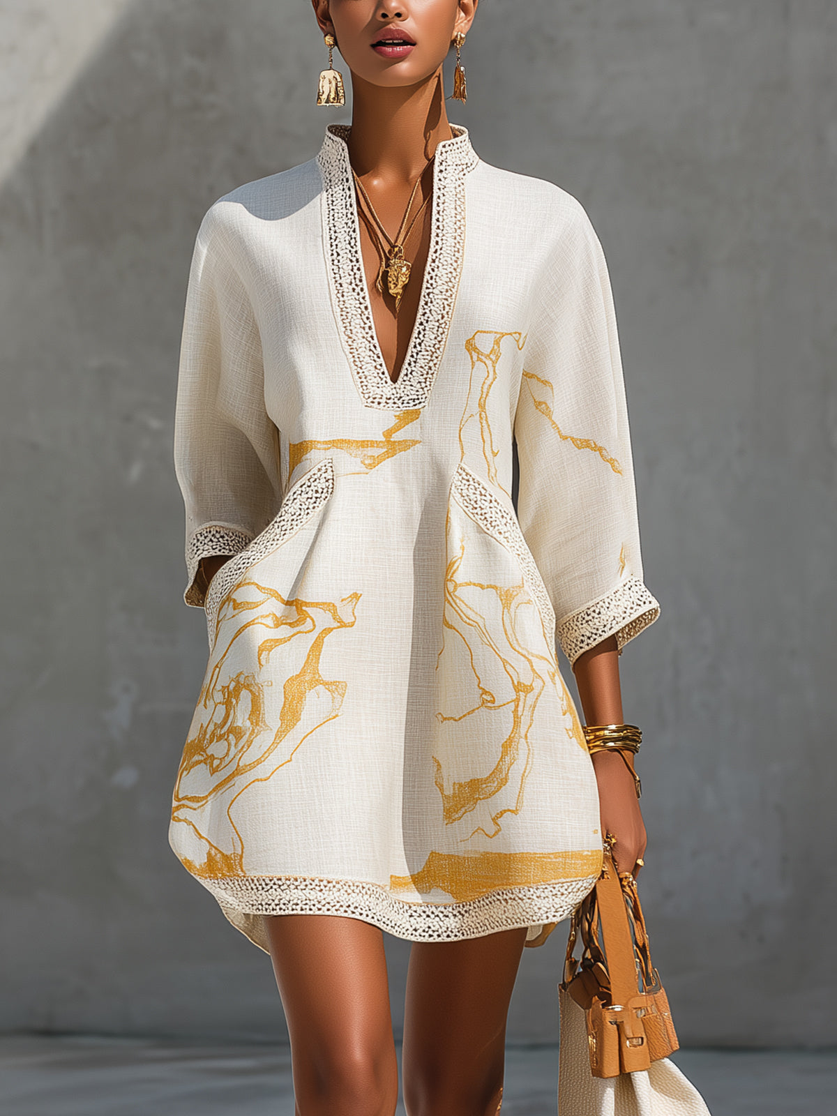 Aliénor | Robe mini ivoire en dentelle crochetée à motifs dorés et décolleté en V
