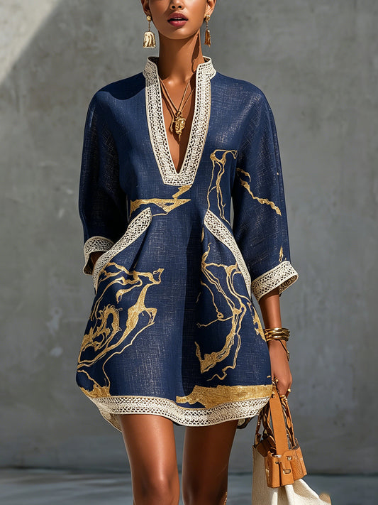 Cosette | Robe mini bleu marine en dentelle crochetée à motifs dorés et décolleté en V