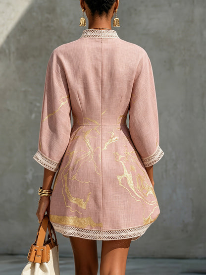 Ninon | Robe mini rose en dentelle crochetée à motifs dorés et décolleté en V