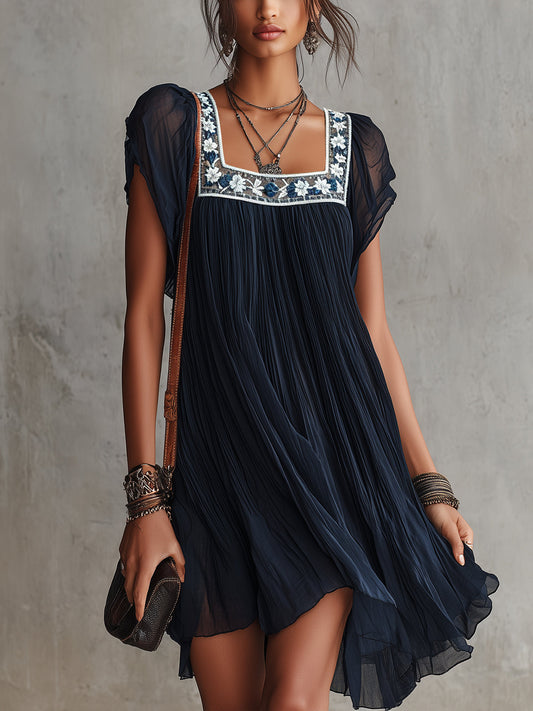 Apolline | Robe mini plissée bleu marine en mousseline brodée de fleurs
