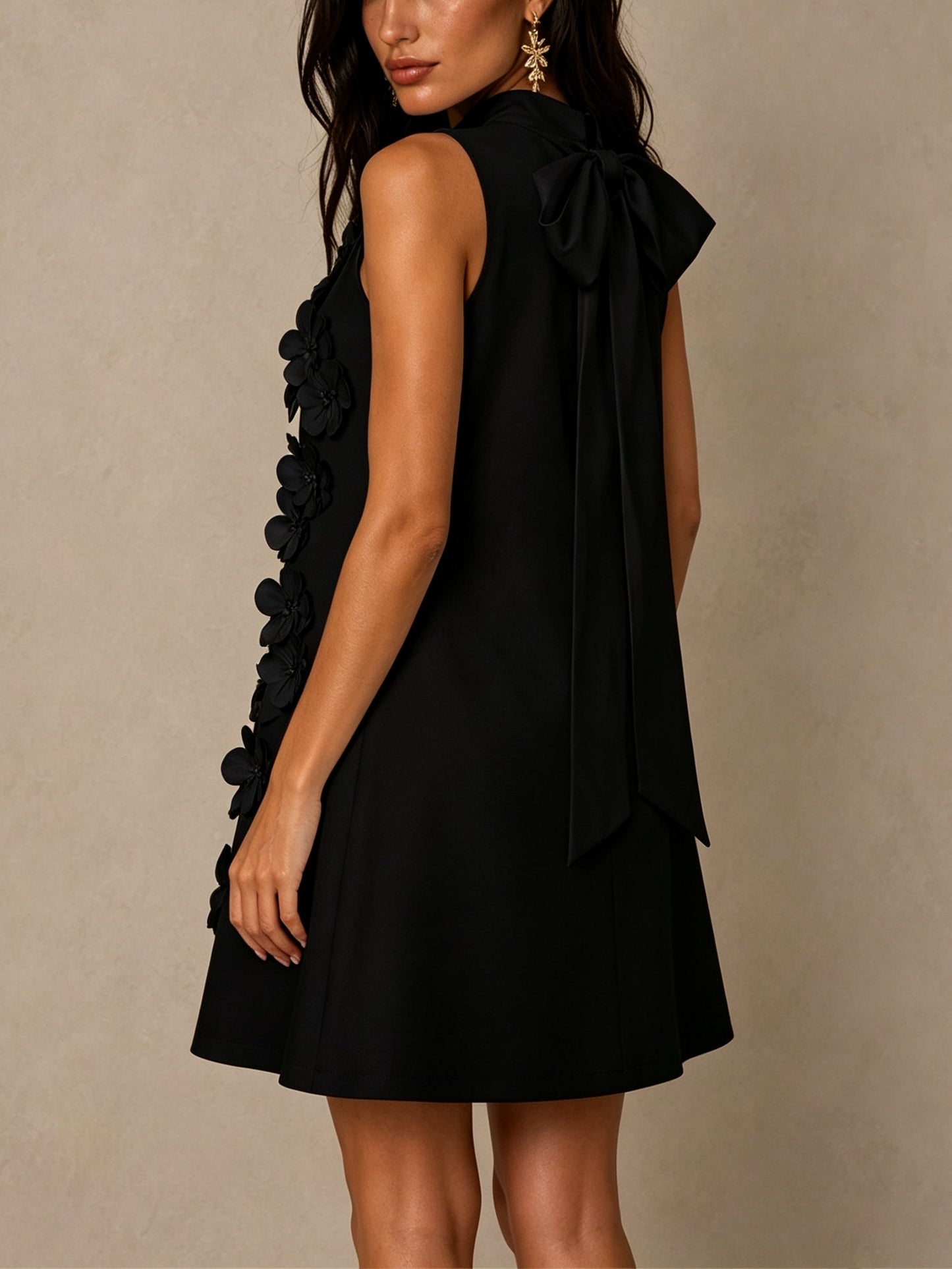 Jacqueline | Mini Robe Noire Sans Manches à Détails Fleuris et Nœud Spectaculaires