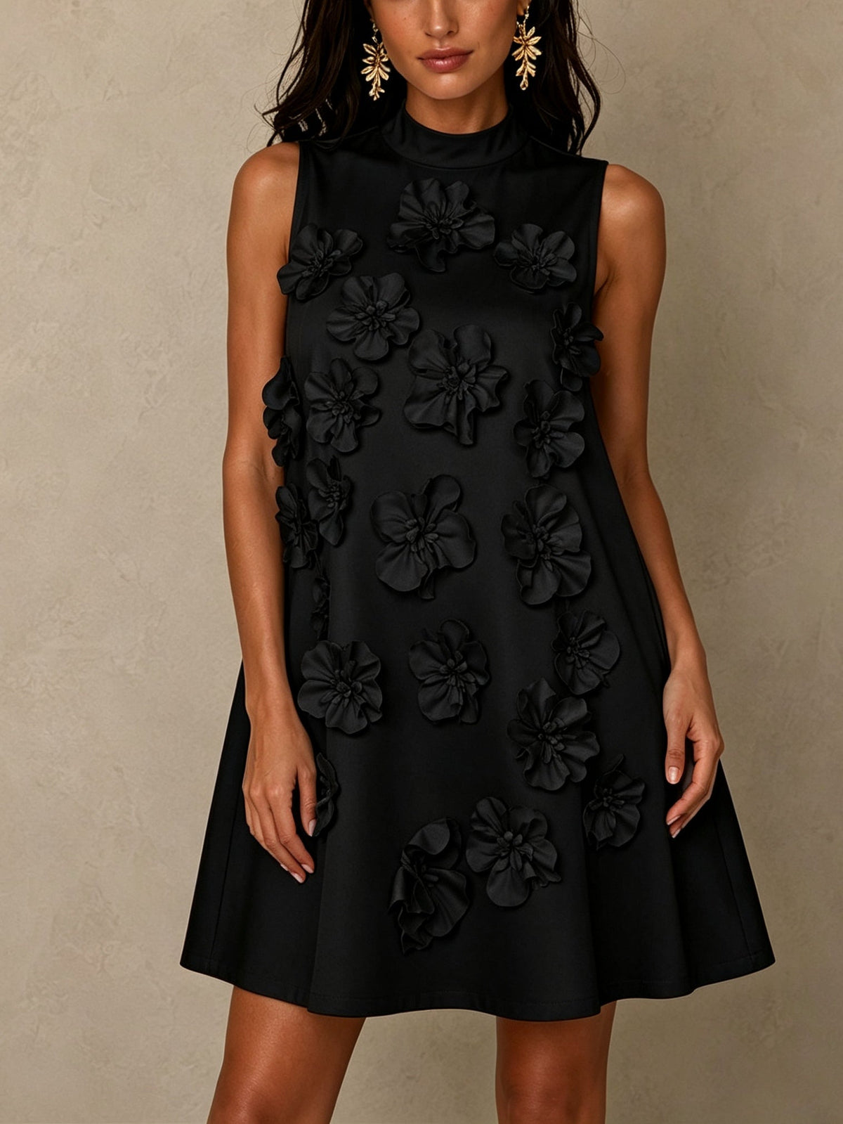 Jacqueline | Mini Robe Noire Sans Manches à Détails Fleuris et Nœud Spectaculaires