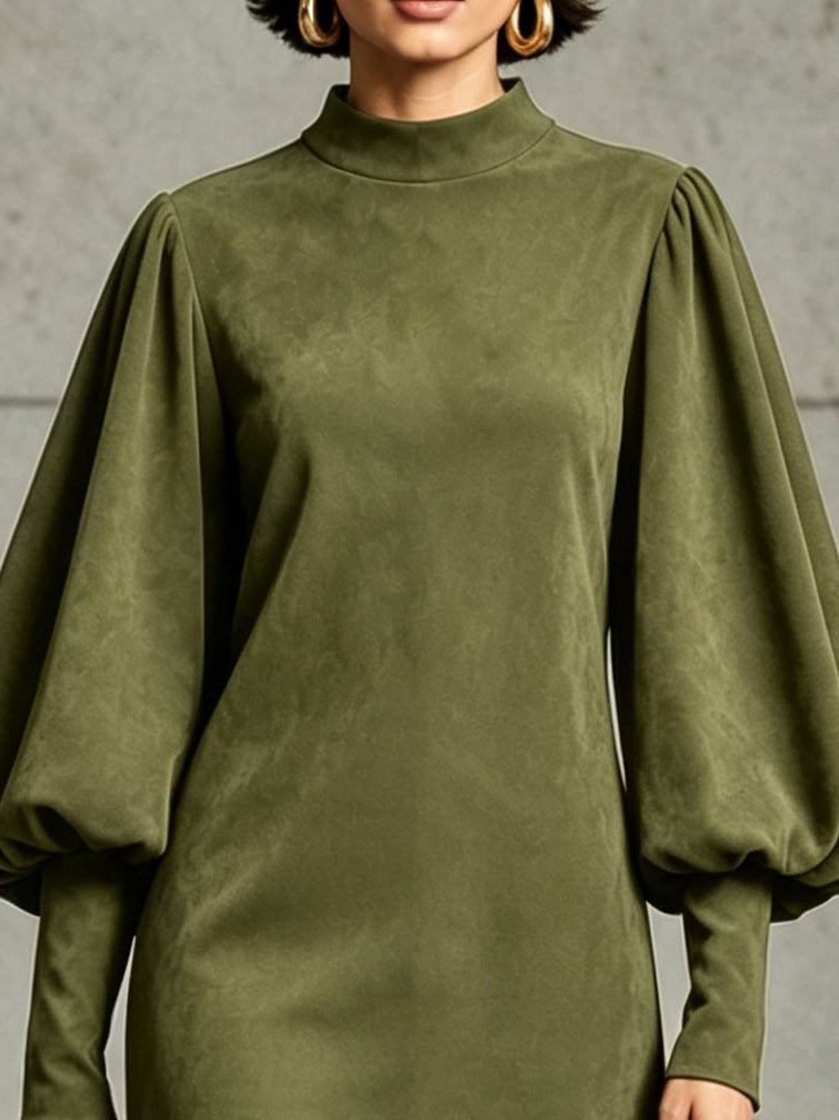 Victoire | Mini Robe en Suédine Vert Olive à Manches Ballon et Ourlet à Franges
