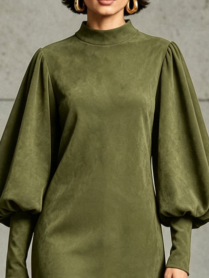 Victoire | Mini Robe en Suédine Vert Olive à Manches Ballon et Ourlet à Franges