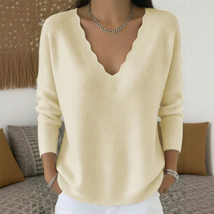 Pull femme en maille avec col V festonné