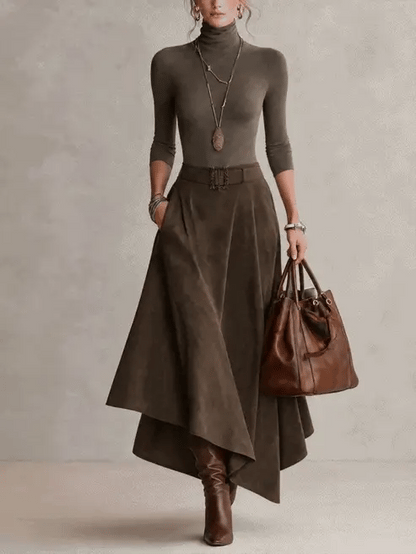 Anne | Ensemble composé d'un pull à col roulé extensible taupe et d'une jupe asymétrique en daim