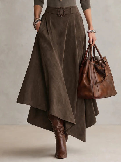 Anne | Ensemble composé d'un pull à col roulé extensible taupe et d'une jupe asymétrique en daim