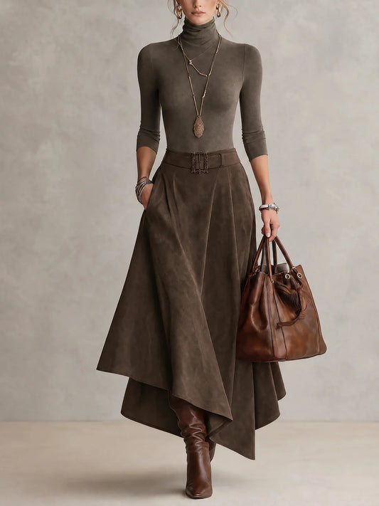 Anne | Ensemble composé d'un pull à col roulé extensible taupe et d'une jupe asymétrique en daim