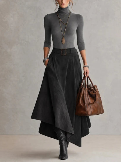 Anne | Ensemble composé d'un pull à col roulé extensible taupe et d'une jupe asymétrique en daim