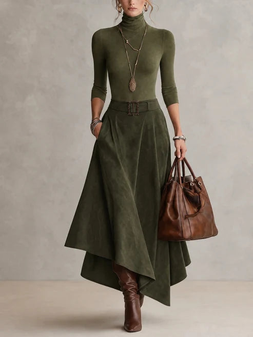 Anne | Ensemble composé d'un pull à col roulé extensible taupe et d'une jupe asymétrique en daim