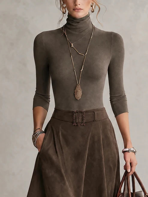 Anne | Ensemble composé d'un pull à col roulé extensible taupe et d'une jupe asymétrique en daim