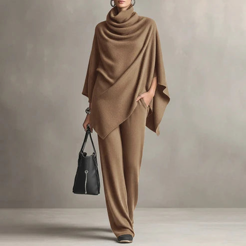 CALLIOPE | Ensemble composé d'une cape à col drapé et d'un pantalon ample, marron foncé