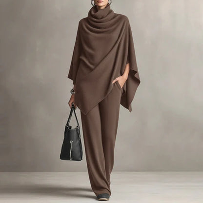 CALLIOPE | Ensemble composé d'une cape à col drapé et d'un pantalon ample, marron foncé