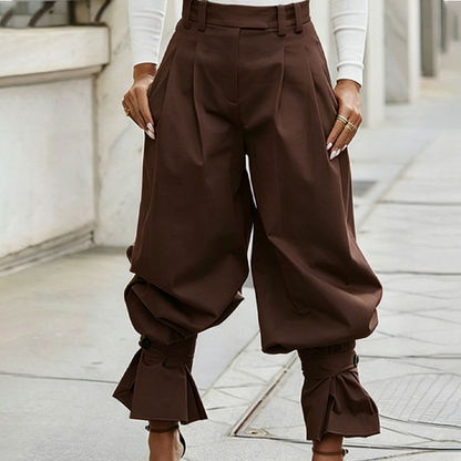 Pantalon femme plissé avec chevilles volantées élégantes