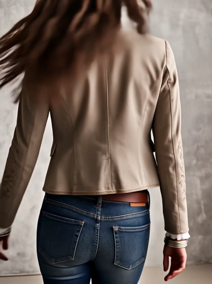 Marine | Veste rétro beige à col montant, motifs floraux brodés et bordures tressées