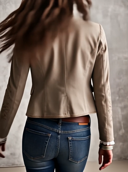 Marine | Veste rétro beige à col montant, motifs floraux brodés et bordures tressées